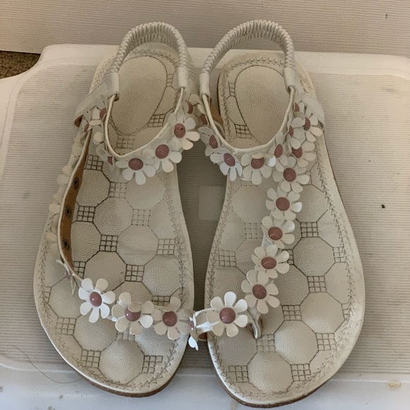 Pretty Ladies Daisy Sandals - Picture 2 of 6